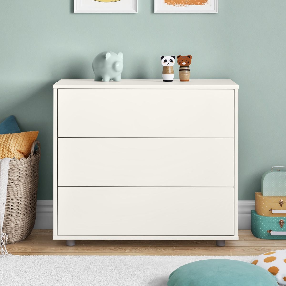 Zoomed Front View of Uno S White 3 Drawer Chest